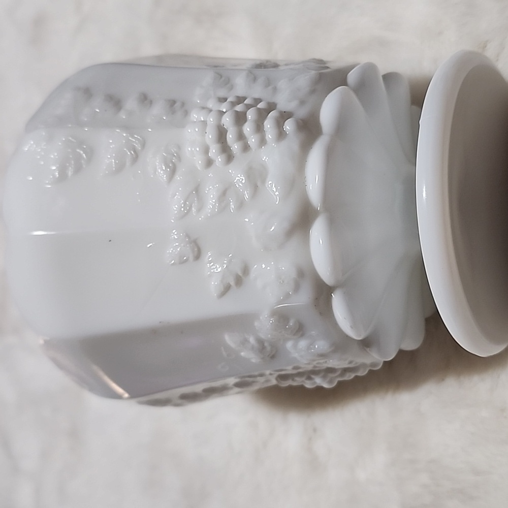 Vintage Westmoreland Paneled Grapevine White Milk Glass Decorative Vase. - Picture 5 of 5
